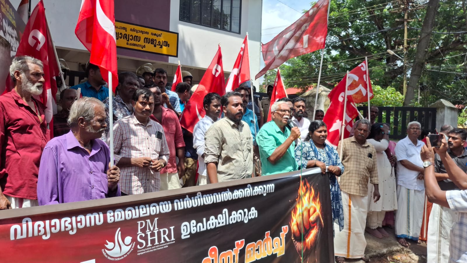 പി എം ശ്രീ പദ്ധതിയിൽ നിന്ന് യു.ഡി എഫ് സർക്കാർ പിന്മാറണമെന്ന് ആവശ്യപ്പെട്ട് സിപിഐ ചെങ്ങന്നൂർ മണ്ഡലം കമ്മിറ്റി നേതൃത്വത്തിൽ മാർച്ചും ധർണ്ണയും
